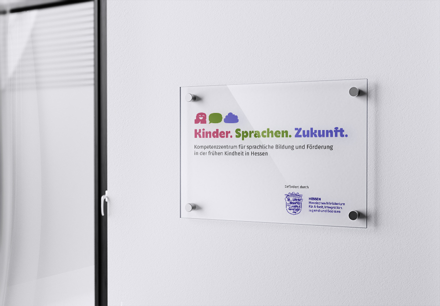 Acrylglasschild mit dem Kinder.Sprachen.Zukunft Logo und dem HMSI Logo